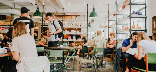 persone al ristorante