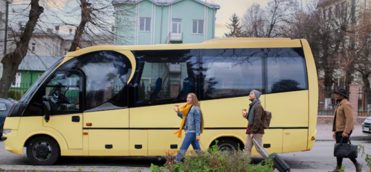 ragazzi che prendono navetta