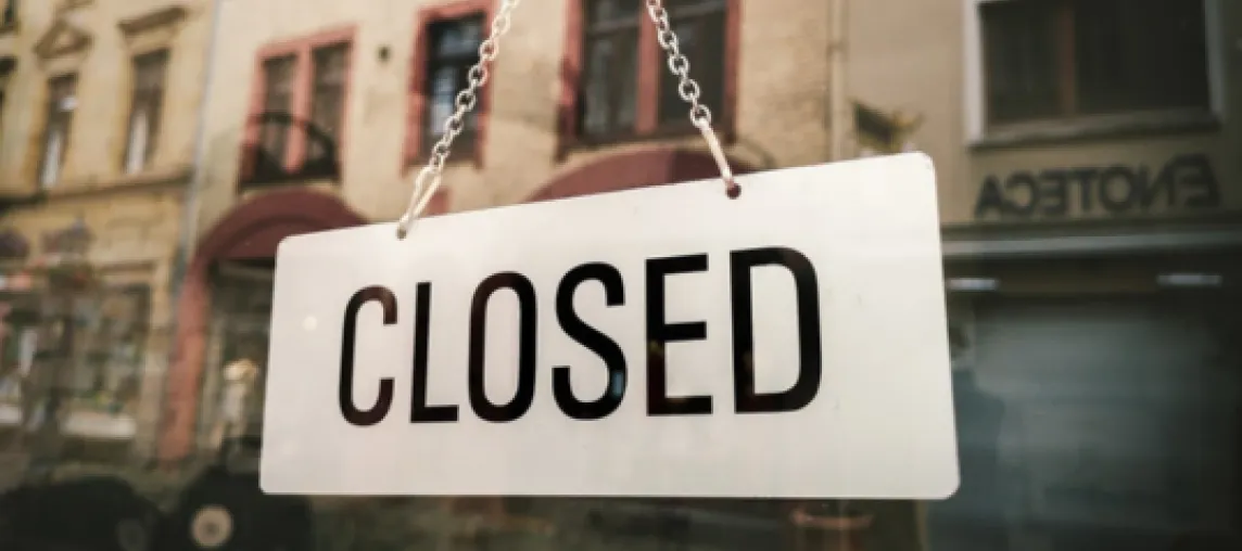 cartello con la scritta closed