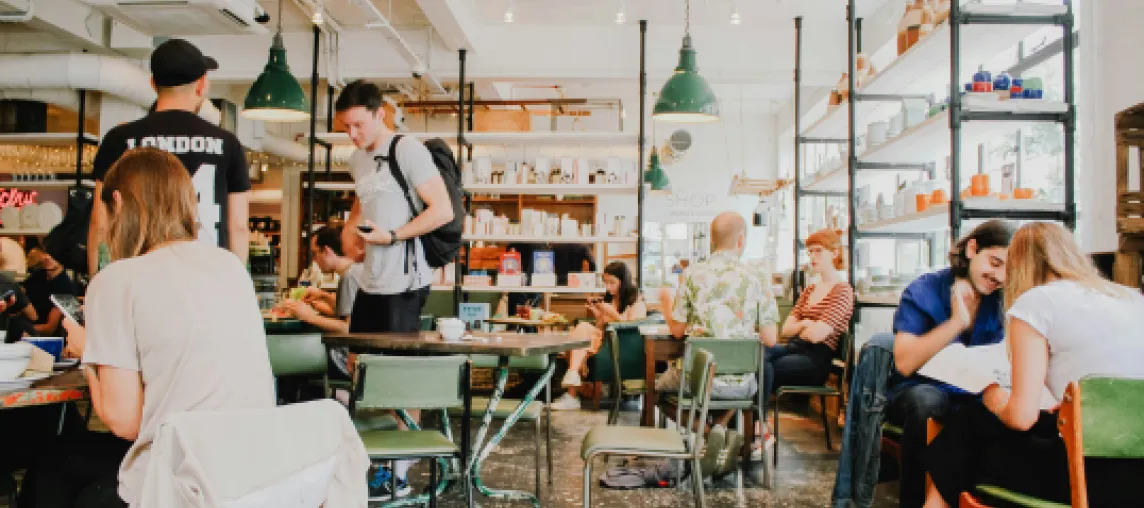 persone al ristorante