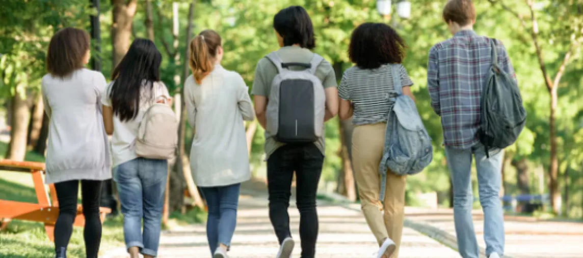 immagine di studenti che camminano di spalle