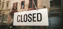cartello con la scritta closed