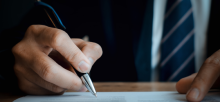 mano con penna che firma contratto